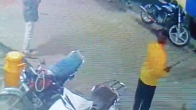 सारंगपुर: सारंगपुर मे पुरानी रंजिश के चलते मारने के लिए हथियार लेकर घूम रहे बदमाशो में से दो को किया गिरफ्तार सीसीटीवी आया सामने