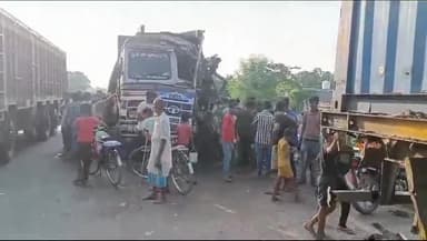 तुरकौलिया: भेलाछपरा चौक पर पेट्रोल लदा टैंकर व ट्रक में टक्कर, आस पास के लोग पेट्रोल उठाने में लगे