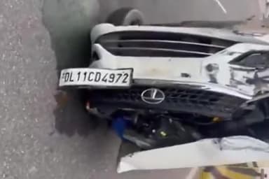 गाज़ियाबाद: थाना इंदिरापुरम क्षेत्र में एलिवेटेड रोड पर अनियंत्रित होकर पलटी कार, एयर बैग खुलने से बची चालक की जान