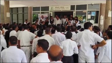 मंझनपुर: भूस्वामी के परिवार समेत अधिवक्ता व उसके भाई पर जानलेवा हमले का मामला, अधिवक्ताओं ने दूसरे दिन कलेक्ट्रेट का किया घेराव