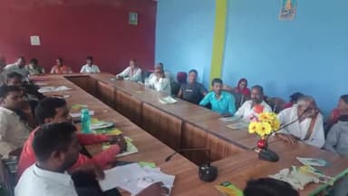 उंटारी रोड: उंटारी रोड प्रखंड कार्यालय सभागार में कृषि विभाग के कर्मियों के द्वारा किसानों को दी गई फसल से जुड़ी जानकारी