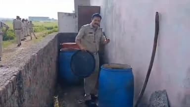 बासोदा: चोरावर पठार पर आबकारी विभाग और पुलिस ने संयुक्त रूप से की बड़ी कार्रवाई बड़ी मात्रा में हाथ भट्टी से बनी शराब की नष्ट