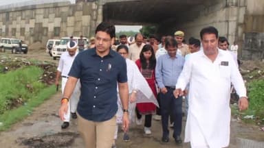 रामपुर: ग्राम बगी के पास से निकाले जा रहे ओवरब्रिज के कार्य के चलते पानी निकासी की समस्या का डीएम ने लिया संज्ञान, किया निरीक्षण