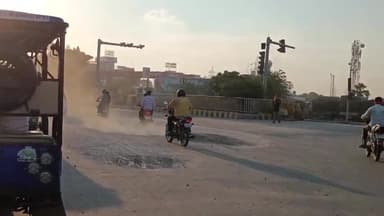 करछना: लेप्रोसी चौराहे पर ट्रक में लदकर जा रही सीमेंट सड़क पर गिरी दिनभर उड़ रही धूल,रहगीरों को हो रही परेशानी