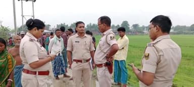 पूर्णिया पूर्व: जीयनगंज सड़क मार्ग के ईंट भट्टा से पहले नहर के पास बिजली पोल से लटका मिला एक युवक का शव पुलिस ने लिया कब्जे में।