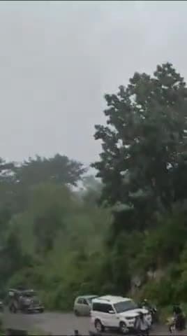 झाडोल: ओगणा रोड पर भारी बारिश दूध वाला बाइक सहित बाल-बाल बचा