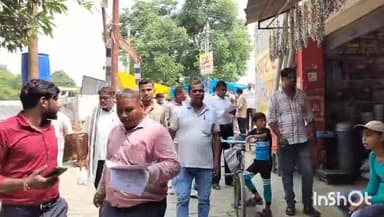 औरैया: दिबियापुर कस्बे के सिंचाई विभाग की जमीन पर बने मकान और दुकानों पर लगे नोटिस में 9 तारीख तक की दी गई मोहलत