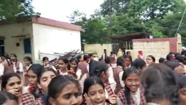 सरोजिनी नायडू शासकीय कन्या उच्चतर माध्यमिक विद्यालय की बालिकाओं ने स्कूल प्रबंधन के खिलाफ नारेबाजी करते हुए स्कूल गेट पर धरना प्रदर्शन दे रही है 

छात्राओं का आरोप है कि हमसे स्कूल में साफ सफाई करवाई जाती है