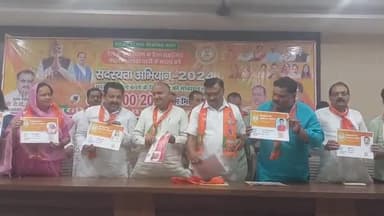 हाथरस: गौशाला रोड स्थित भाजपा कार्यालय पर सदस्यता अभियान को लेकर प्रेसवार्ता का किया गया आयोजन, जनप्रतिनिधियों को दिलाई सदस्यता