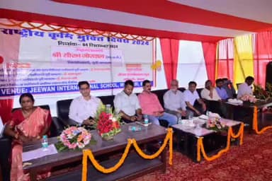 #जीवन इंटरनेशनल स्कुल के बच्चों को जिलाधिकारी ने कृमि की दवा खिलाकर अभियान की शुरुआत की