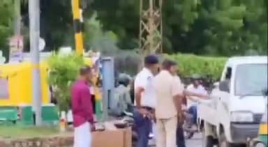 जोधपुर: मधुबन हाउसिंग बोर्ड चौराहा पर यातायात पुलिस ने टैक्सी का काटा चालान, टैक्सी ड्राइवर ने सड़क पर लेट कर मचाया हंगामा