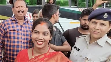 रोहतास: प्रखंड में बढ़ते सड़क हादसे को लेकर बाइक सवारों के बीच बांटे गए मुफ्त हेलमेट, पुलिस ने पढ़ाया यातायात नियमों का पाठ