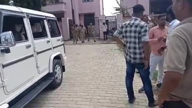 सीतापुर: कमलापुर थाने में तैनात कांस्टेबल की सड़क हादसे में मौत के बाद पोस्टमार्टम हाउस पहुंचे SP पीड़ित परिवार से की मुलाकात