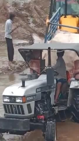 झंझौला से उदय सिंह जी का झोपड़ा उसमें जाने का मार्ग में एक खाल पड़ता है उसे पर पुलिया निर्माण नहीं है स्कूल मे बच्चे नही