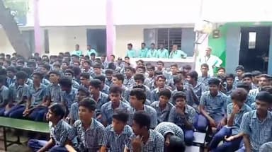 ஆவுடையார் கோவில்: அரசினர் மேல்நிலைப் பள்ளியில் மருத்துவம் உள்ளிட்ட படிப்பிற்கு தேர்வான மாணவ மாணவிகளுக்கு பாராட்டினார் MLA  ராமச்சந்திரன்