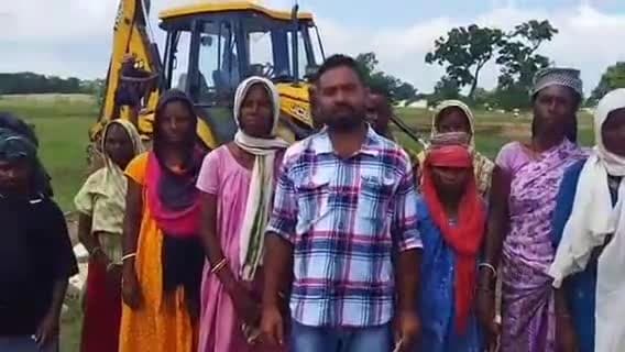 मंझारी: मंझारी के पांन्ड्रासाली में बन रहे सड़क निर्माण कार्य में मजदूरों को कम मजदूरी दर मिलने की शिकायत पर पहुंचे मजदूर नेता।
