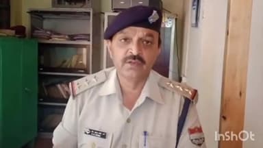 कोश्याकुटौली: कोतवाल डीआर वर्मा ने पुलिस टीम के साथ छड़ा के समीप चेकिंग के दौरान वाहनों से काली फिल्म उतार कर दी हिदायत