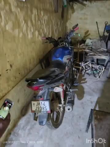 उंटारी रोड: उंटारी रोड थाने के नवगढ़ गांव के निकट मुख्यपथ पर हुई सड़क दुर्घटना में एक युवक गंभीर रूप से घायल