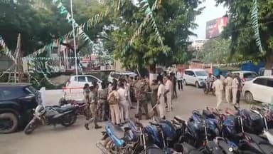 देवघर: नगर थाना की पुलिस ने थाना के बरियार बांधी मोहल्ले में छापेमारी कर अशांति फैलाने के आरोप में एक जमीन ब्रोकर को लिया हिरास