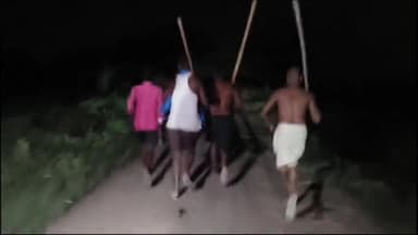 मंझनपुर: खोजवापुर और नेवारी गांव में जंगली जानवरों से ख़ौफ़जदा ग्रामीण, रात के अंधेरे में लाठी-डंडा लेकर देते है पहरा