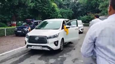 ललितपुर: ललितपुर PWD गेस्ट हाउस पहुंचे जलशक्ति विभाग में राज्यमंत्री रामकेश निषाद,प्रशासनिक अधिकारियों ने फूल देकर किया स्वागत