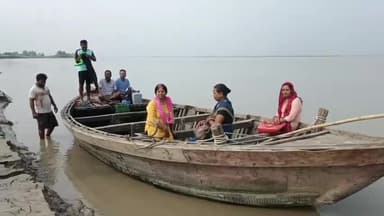 कहरा: नवहट्टा प्रखंड के कोसी तटबंध अंदर भविष्य के निर्माता का भविष्य पानी के दलदल मे, डर के साए मे स्कूल पहुंच रहे हैं शिक्षक।