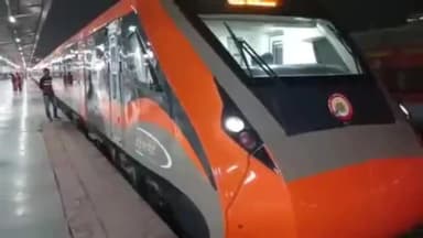 वाराणसी में वंदे भारत ट्रेन में आराजकतत्वों ने पथराव किया, बाल बाल बचें यात्री, कंट्रोल रूम में की शिकायत