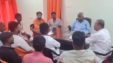 मोतिहारी: बापूधाम चंद्रहीया भाजपा कार्यालय में भाजपा कार्यकर्ता के साथ पूर्व मंत्री प्रमोद कुमार ने की बैठक