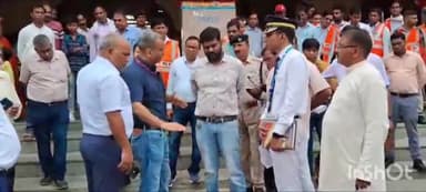 हाथरस: हाथरस जंक्शन स्टेशन का रेलवे डीआरएम प्रयागराज ने किया निरीक्षण गांव दादनपुर के सैकड़ो ग्रामीणों ने दिया ज्ञापन