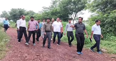 ग्वालियर गिर्द: नगर निगम कमिश्नर ने पत्रकार कॉलोनी में बनाए गए सिटी फॉरेस्ट का किया निरीक्षण