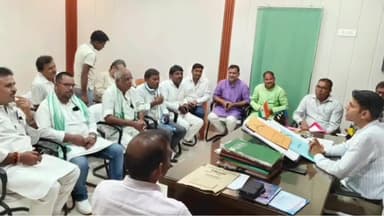 बक्सर: बक्सर स्थित अनुमंडल कार्यालय में विधान सभा चुनाव को लेकर एसडीओ ने किया बैठक