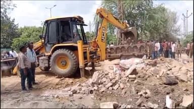 चूरू: विरोध के बीच नगरपरिषद चूरू ने दूसरे दिन हटाए 35 कच्चे पक्के अतिक्रमण, ट्रेफिक इंचार्ज सुभाष चंद्र ने दिखाई सख्ती