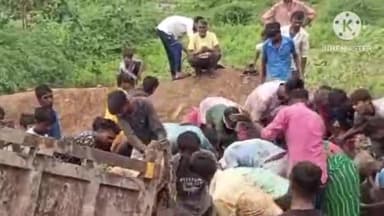 इंद्रगढ़: लाखेरी में फैक्ट्री द्वारा नयापुरा राधाकृष्णन मंदिर के पास डाला जा रहा मलबा, लोहे की तलाश की होड़ में कई युवक हुए जख्मी