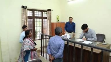 जीरन: कलेक्‍टर हिमांशु चंद्रा ने जीरन प्रवास के दौरान तहसील कार्यालय जीरन का आकस्मिक निरीक्षण किया