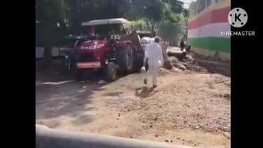 ललितपुर: जेल चौराहे के पास पाइपलाइन के लिए खोदी गई नाली में असंतुलित होकर पलटा किसान का अनाज से भरा ट्रैक्टर ट्राली, वीडियो वायरल