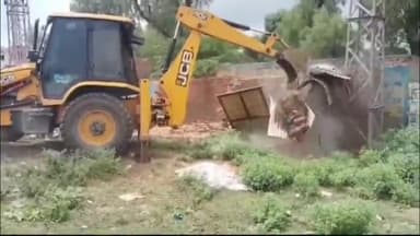 चूरू: शहर में अतिक्रमण पर चला नगरपरिषद का बुलडोजर, आपणी योजना से कलेक्ट्रेट तक एक दिन में हटाये 60 निर्माण कार्य