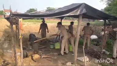 मड़िहान: आबकारी व पुलिस की संयुक्त टीम ने राजगढ़ के कंजड बस्ती में अवैध शराब के अड्डों पर की छापेमारी दो अभियुक्त गिरफ्तार