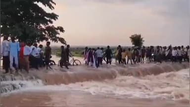 हटा: भारी बारिश से बमनी नाला पुलिया उफान पर.बर्धा मार्ग बंद, जान जोखिम में डालकर पुलिया पार करते दिखे लोग