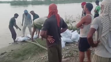 जोगापट्टी: सिसवा कुट्टी के समीप गंडक नदी के कटाव को लेकर बचाव कार्य जारी, कटाव को देख दहशत मेें थे ग्रामीण