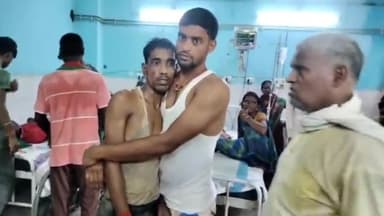 लखीसराय: सदर अस्पताल के सामने हाईवा ट्रक ने टोटो वाहन में मारी टक्कर, 8 लोग घायल