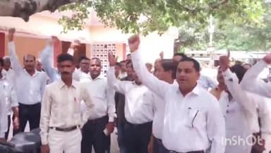 हाथरस: कासगंज में महिला वकील की हत्या के मामले ने पकड़ा तूल सदर तहसील के बाहर रेवेन्यू बार एसोसिएशन किया प्रदर्शन दिया ज्ञापन