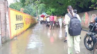 तिलहर: नगर में बरसात होते ही दिखाई दिया जगह-जगह जल भराव का नजारा।नगर पालिका प्रशासन के सफाई के दावों की खुली पोल।