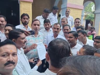 तिलहर: बार एसोसिएशन अध्यक्ष के नेतृत्व में अधिवक्ताओं ने अपनी मांग को लेकर नायब तहसीलदार को दिया मुख्यमंत्री को संबोधित ज्ञापन