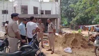 सिमडेगा: सदर अस्पताल के सामने बन रहे नए महिला थाना भवन का एसपी ने किया निरीक्षण