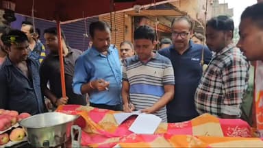 डेहरी: नगर परिषद की टीम ने शहर मे अतिक्रमणकारियों को चिन्हित कर थमाया नोटिस,जल्द चलेगा मुख्य  बाजार मे अतिक्रमण के खिलाफ मुहिम