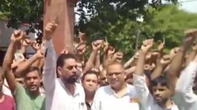 मुरादाबाद: मुगलपुरा में पुलिस द्वारा कोयला संचालित भट्ठियों को बंद करने के विरोध में पीतल मजदूरों ने कलेक्ट्रेट पर किया प्रदर्शन