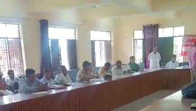 सासनी: तहसील सासनी पर सितंबर माह के पहले शनिवार को समाधान दिवस का किया गया आयोजन, उपजिलाधिकारी ने सुनी जनता की समस्याएं