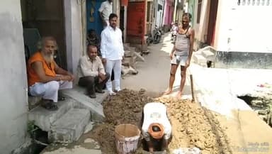 खबर औरैया से पानी की पाइप लाइन में हुआ लीकेज नगर पालिका की टीम ने किया सही
