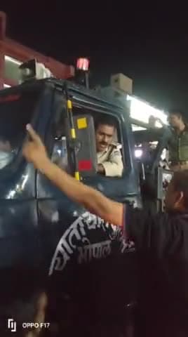 सर्वधर्म के पास विशाल मेगा मार्ट रोड़ पर खड़े वाहनों को उठाने पर पुलिस और व्यापारियों के बीच जमकर झड़प हुई