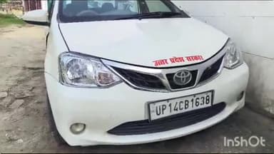 निघासन: नियम को दरकिनार कर निघासन में तैनात सप्लाई इंस्पेक्टर अपनी निजी कार पर उत्तर प्रदेश सरकार लिखा कर खुले आम भरते फर्राटा